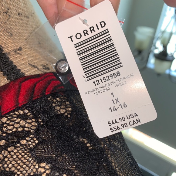 NWT Torrid Rose Print Top in SZ 1 with Lacy Arms - Picture 3 of 3